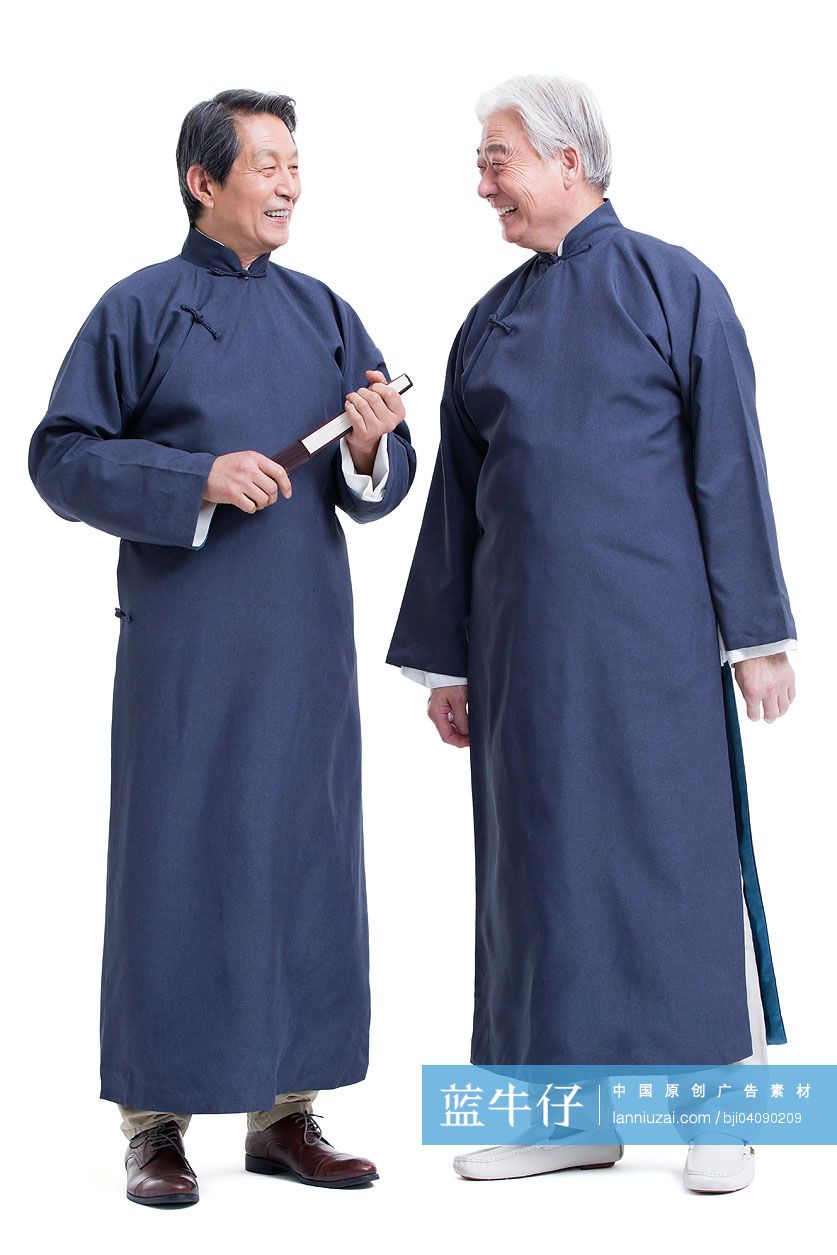 穿传统大褂的老年人