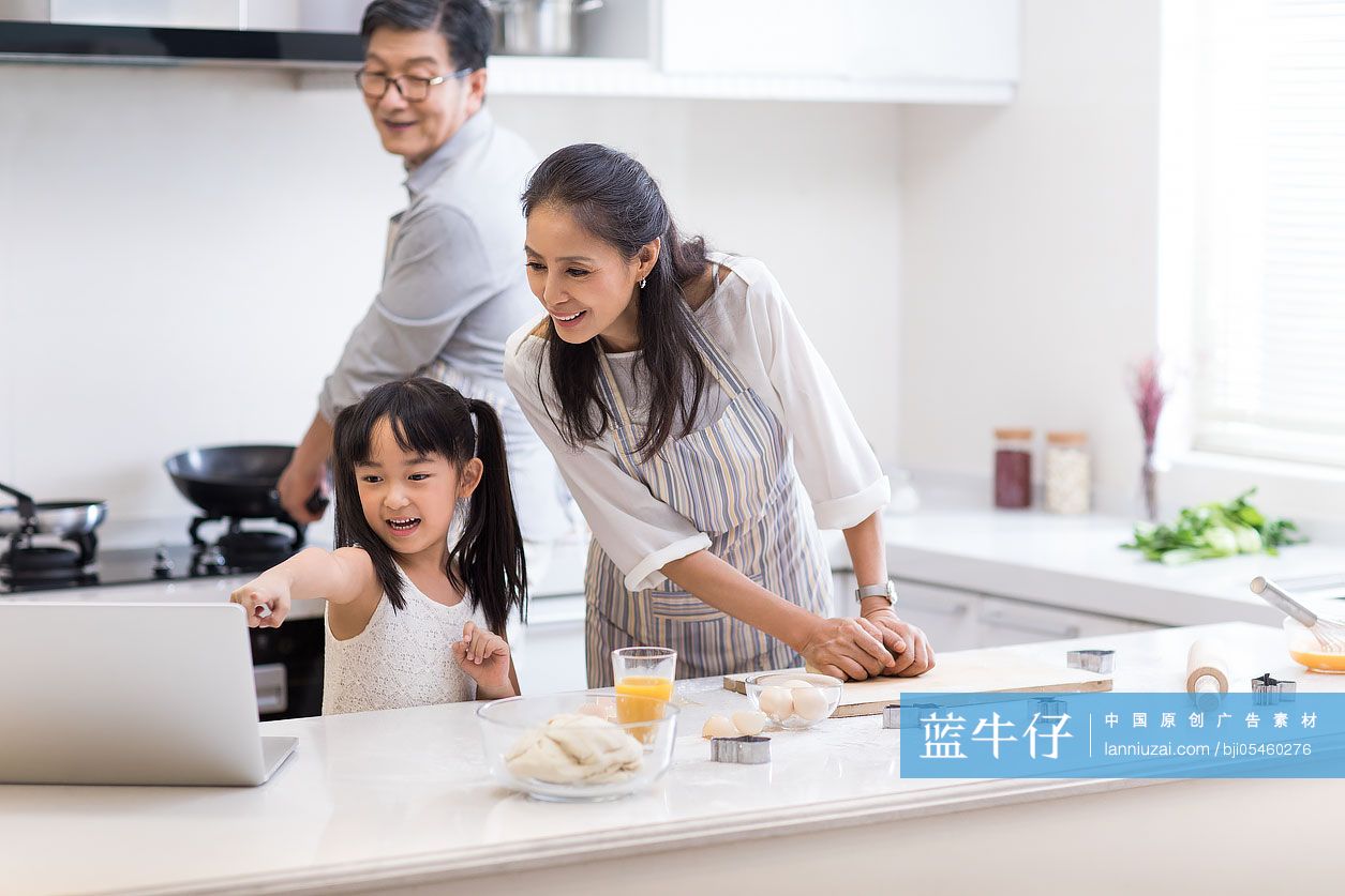 快乐小女孩和爷爷奶奶在厨房制作饼干