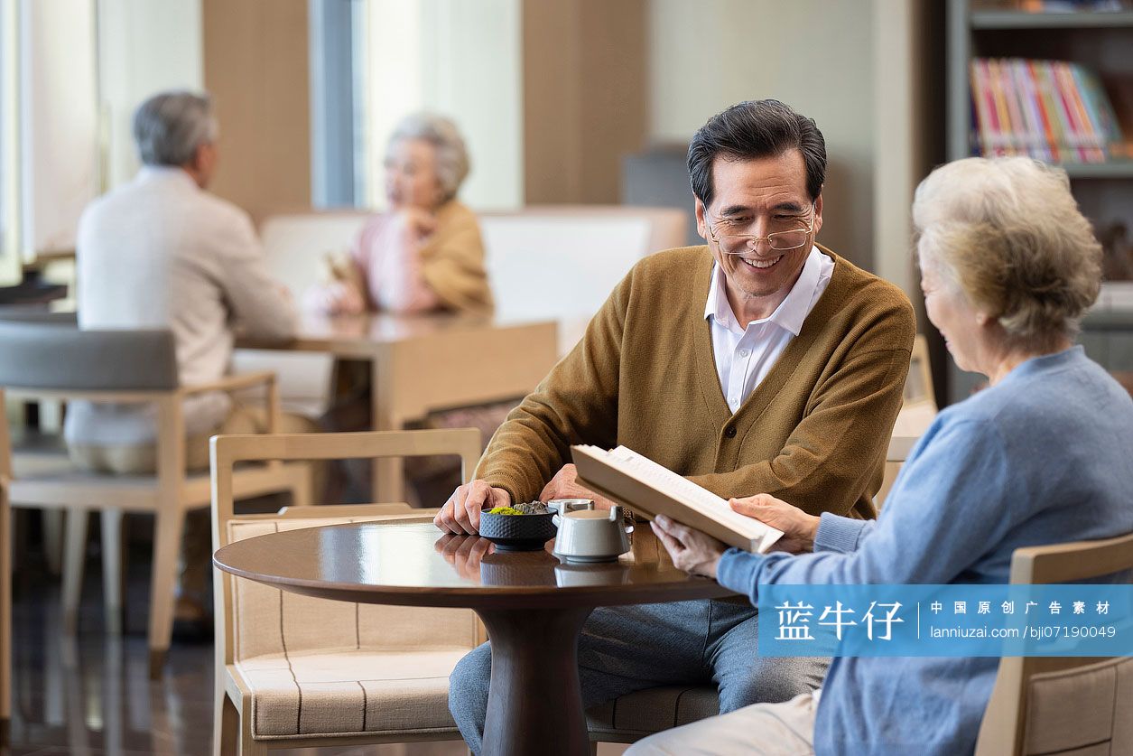 老年朋友们书吧看书聊天
