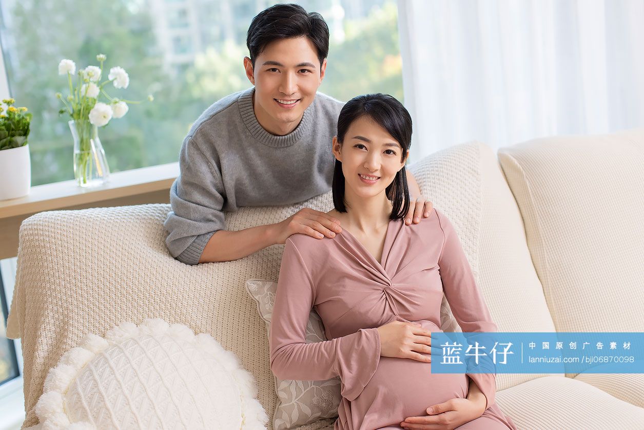 快乐的年轻准父母