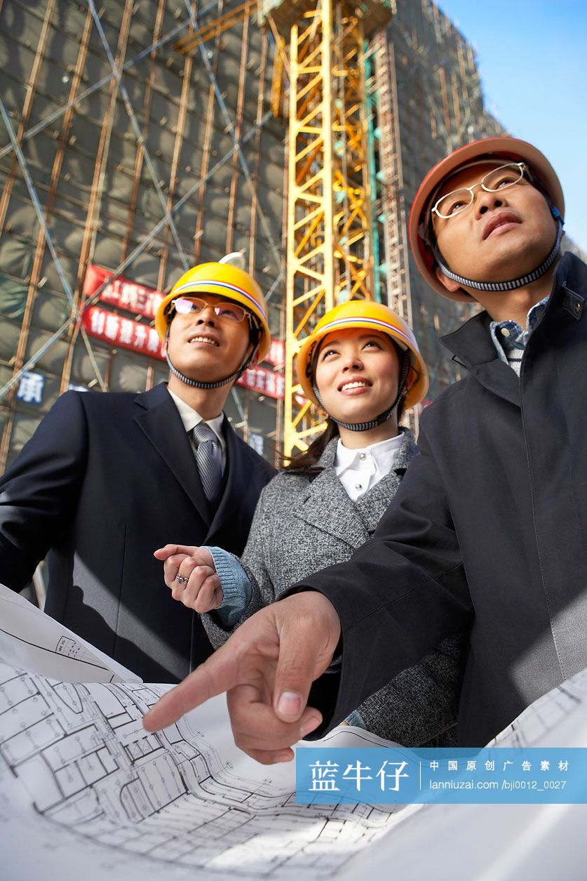 商务人士在工地看蓝图