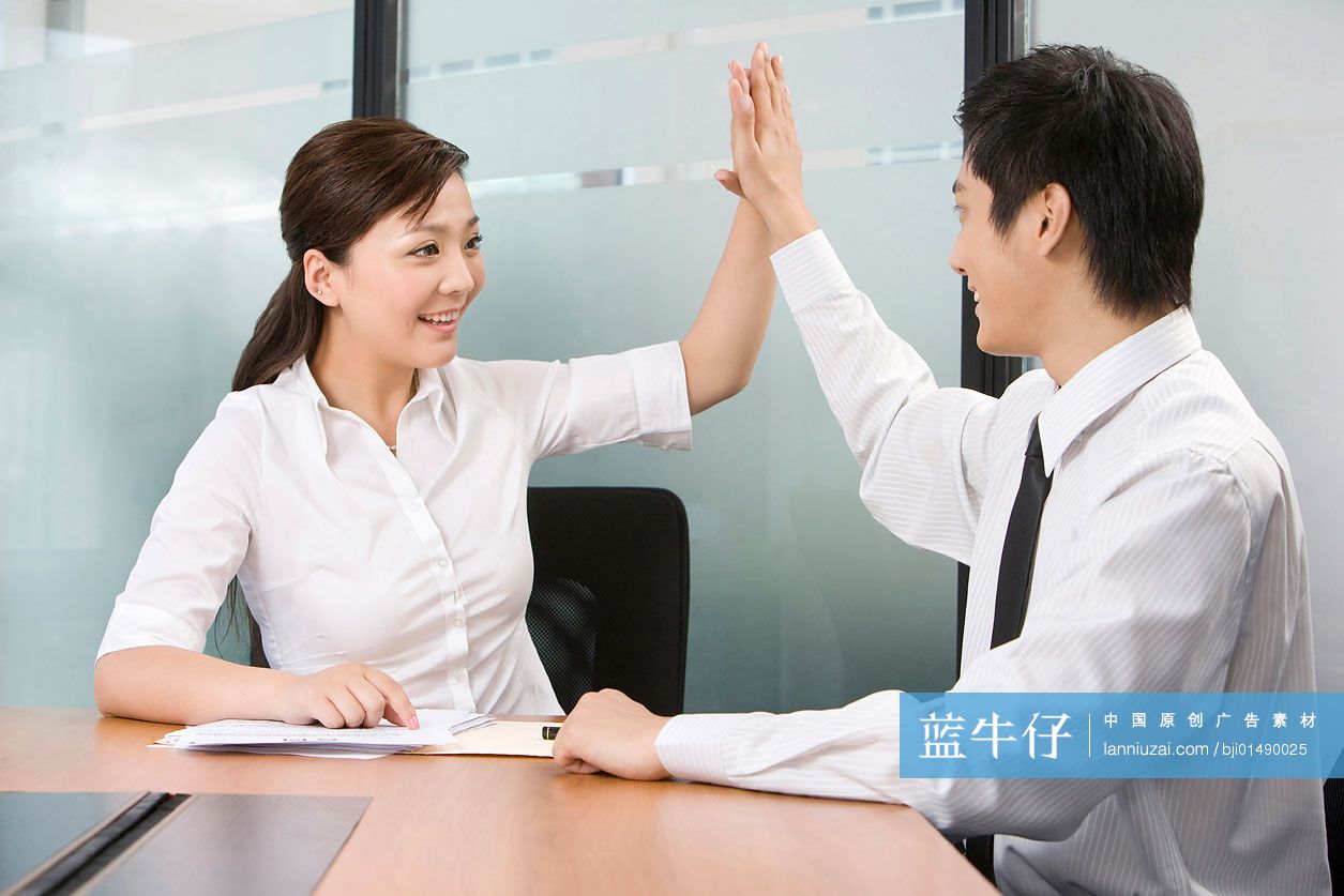 商务伙伴击掌庆祝
