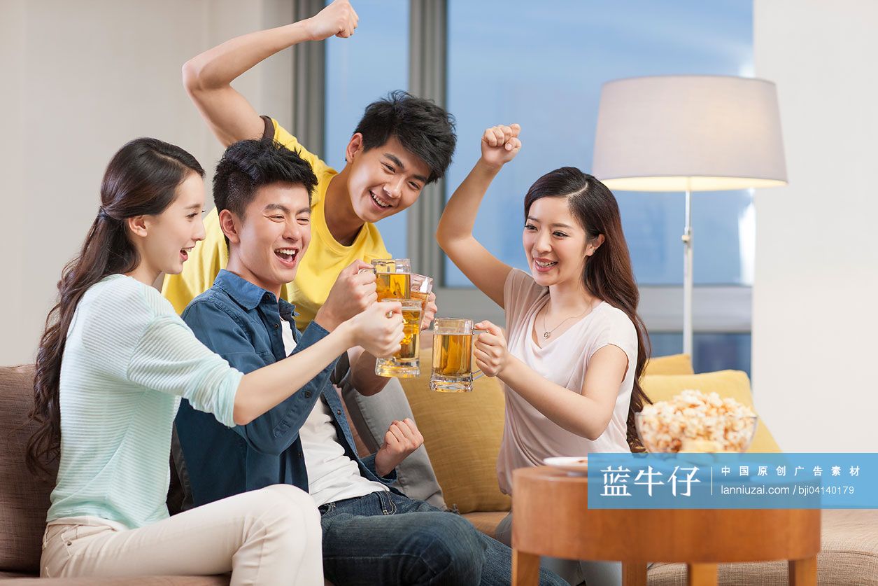 年轻人喝啤酒看体育比赛