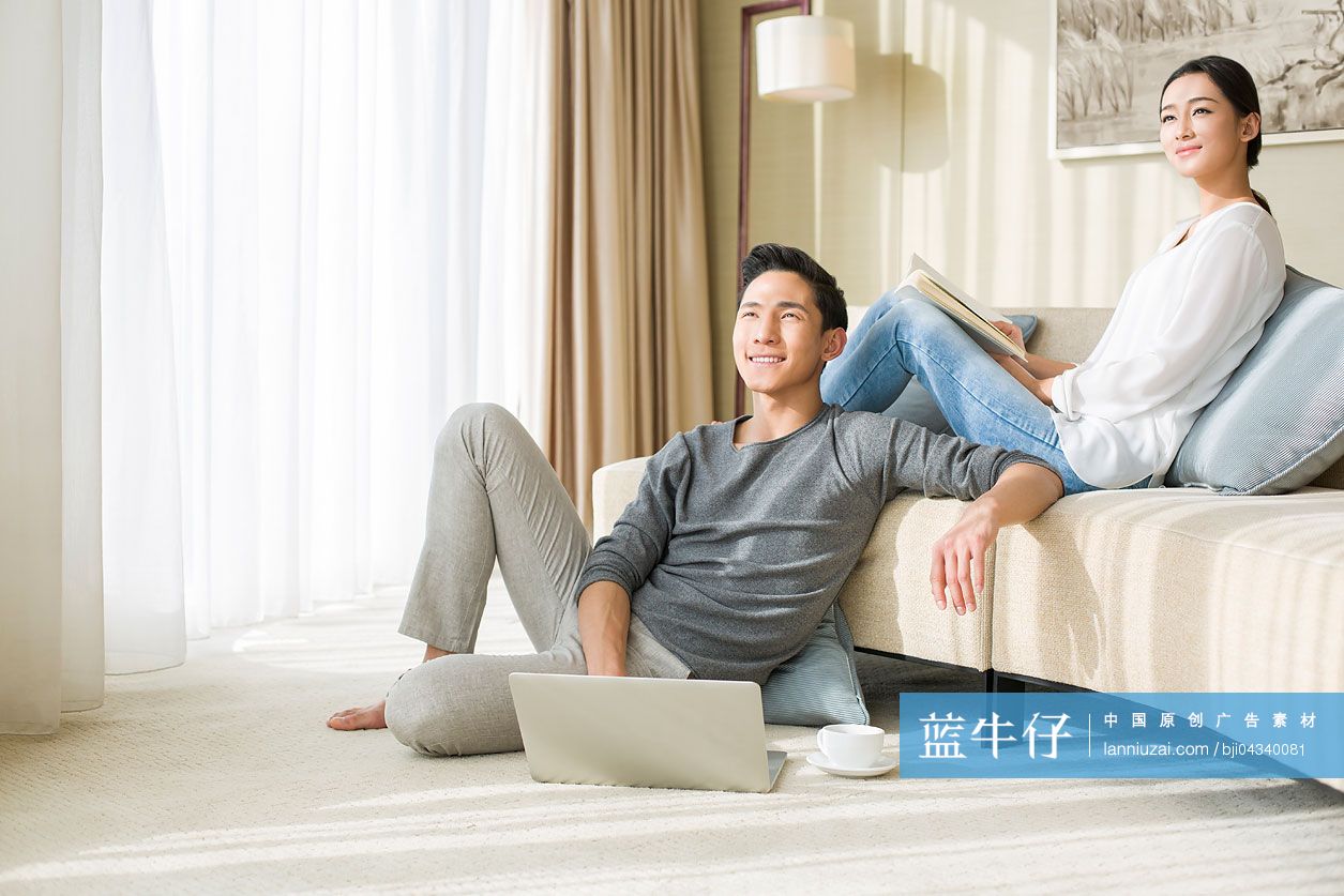 悠闲的年轻夫妇-蓝牛仔影像-中国原创广告影像素材
