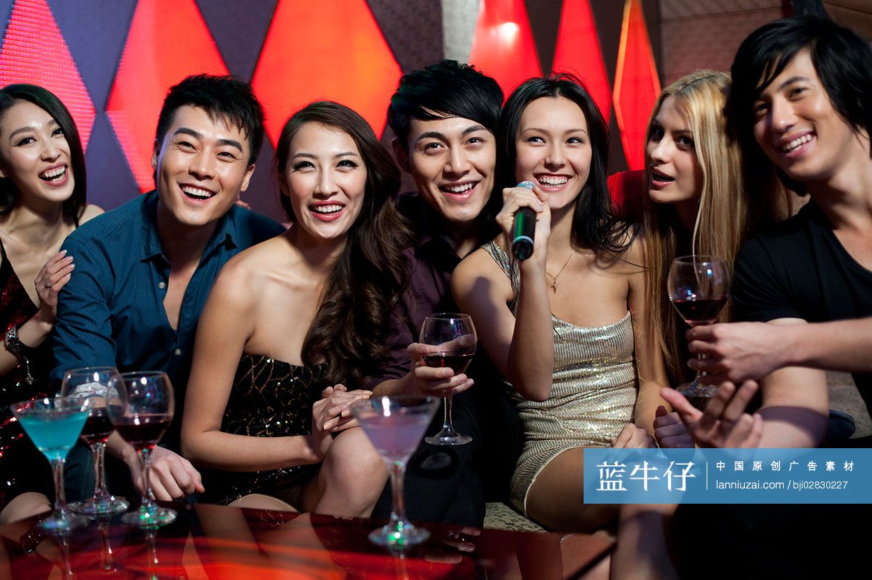 时尚年轻人在KTV