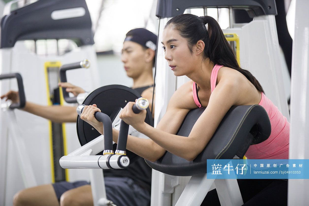 年轻人在健身房健身