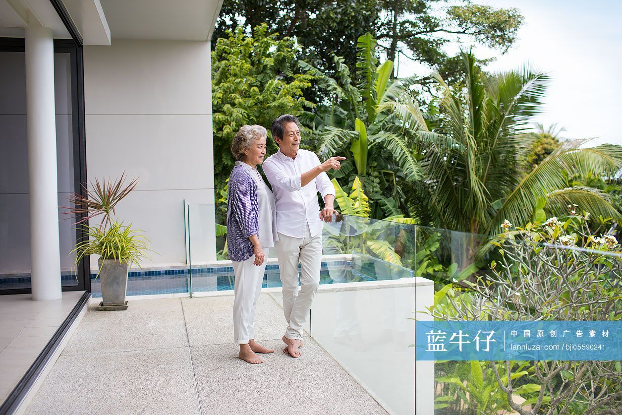 快乐的老年夫妇旅游度假