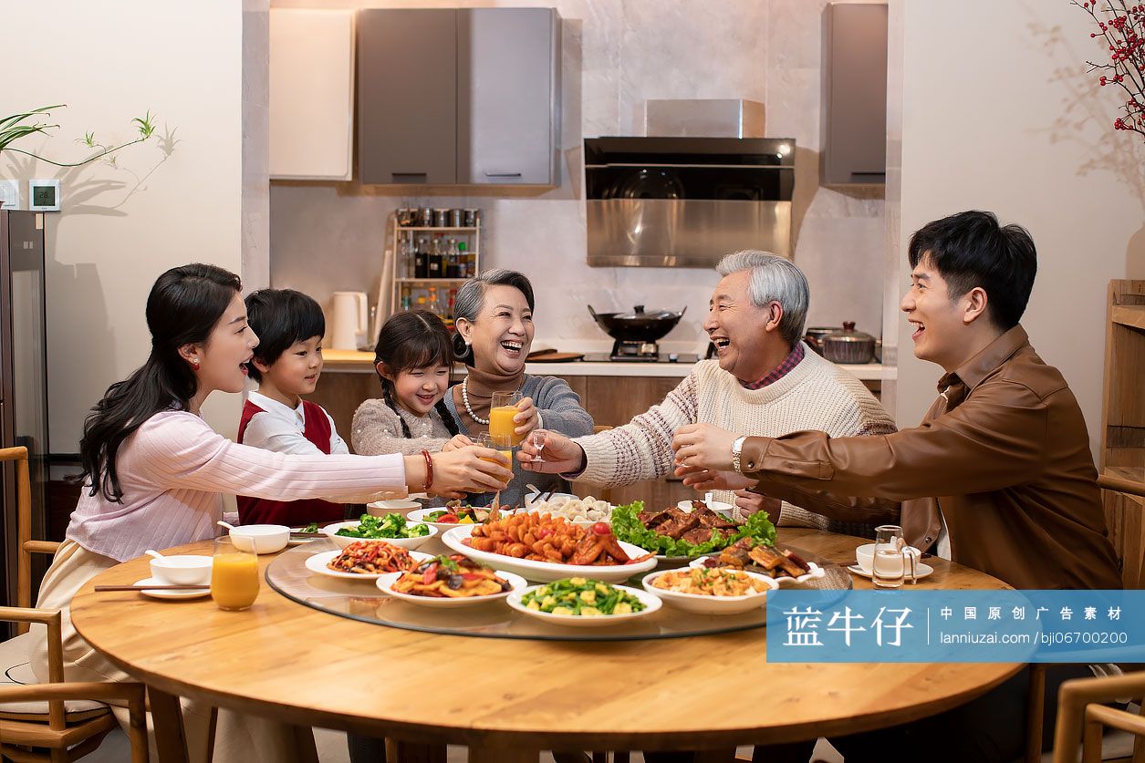 快乐家庭吃新年团圆饭