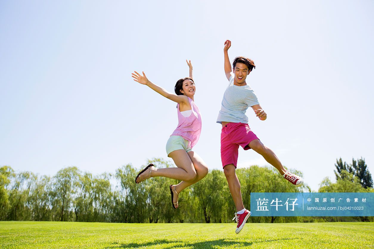 年轻男女跳跃