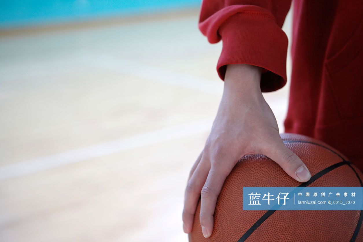 年轻男子和篮球