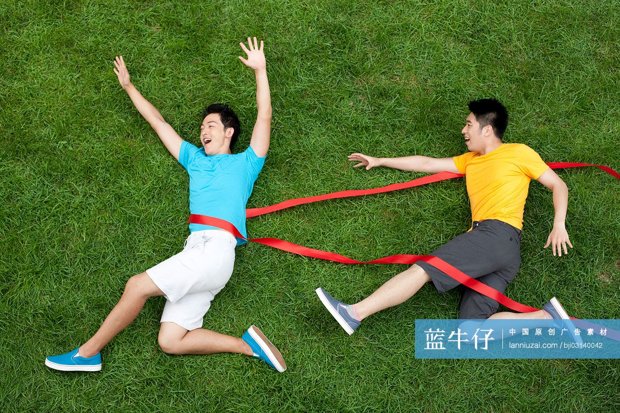 创意男子在草地上模仿冲刺