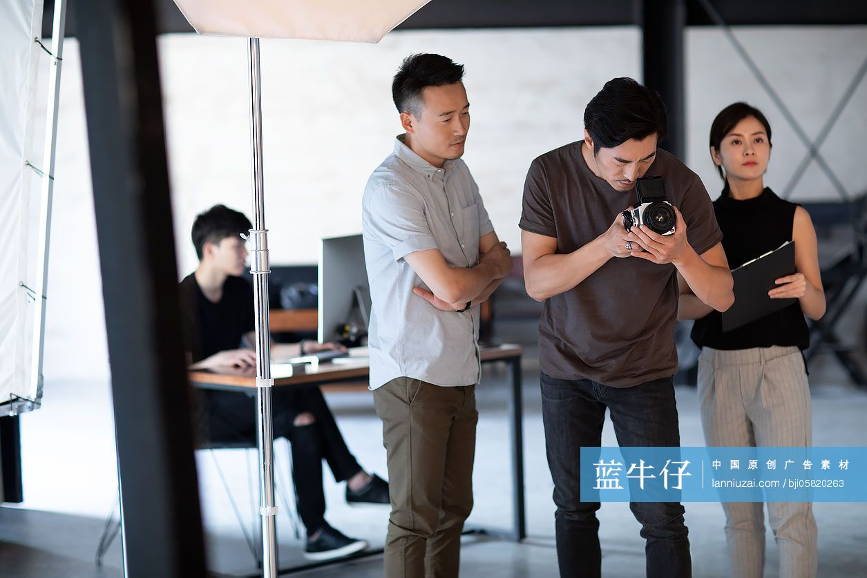 摄影师在工作室拍摄