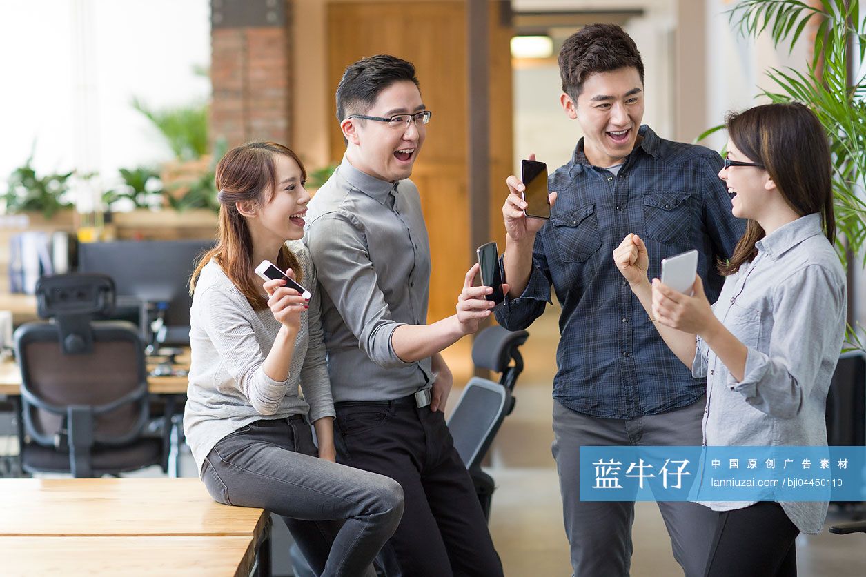 IT工作者拿着手机在办公室欢呼
