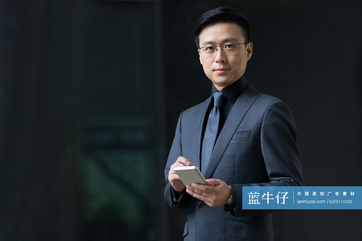 成熟商务男士使用手机