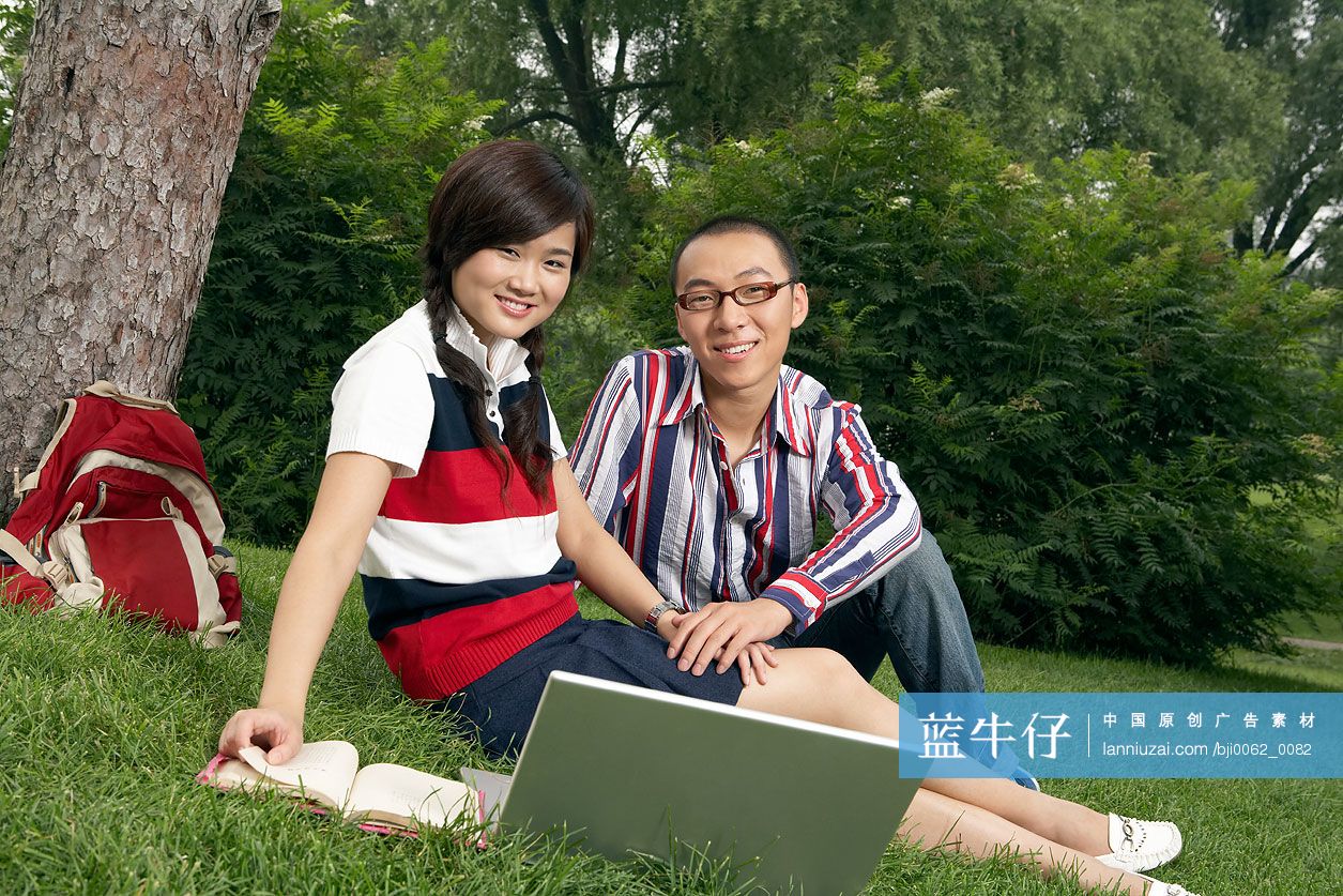 坐在校园草地上的情侣