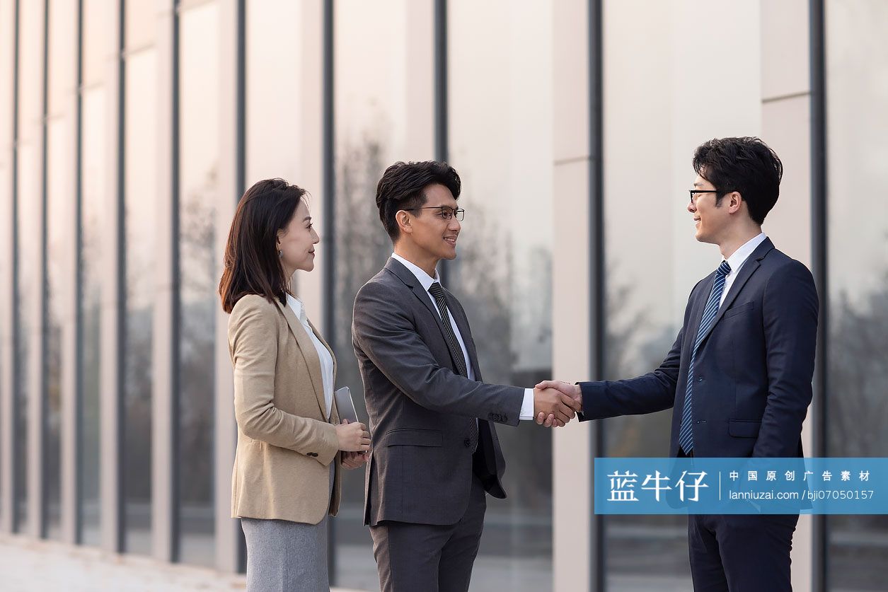 商务人士握手问候