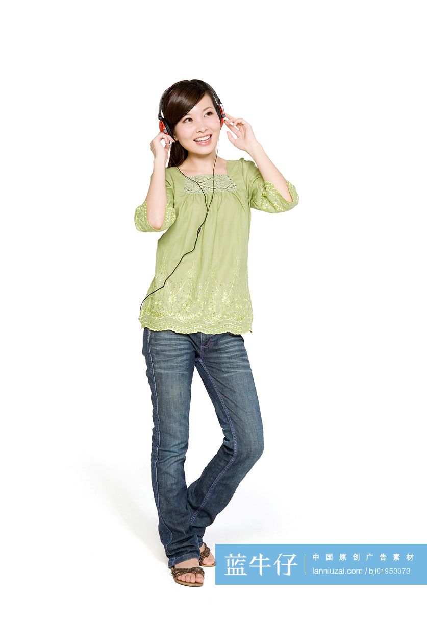 年轻女性听耳机