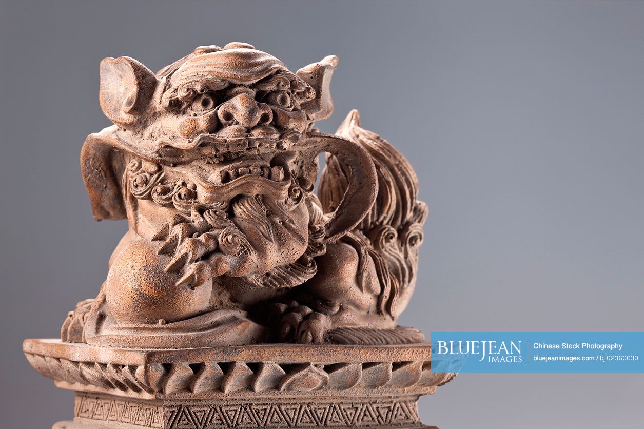 Traditional Chinese lion statue-High-res stock photo for download