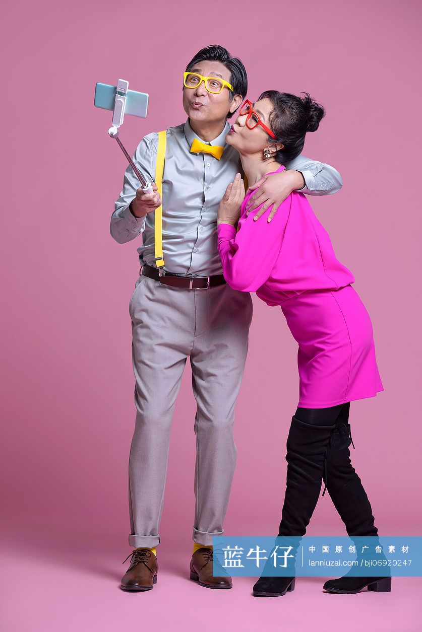 快乐的老年夫妇用手机自拍