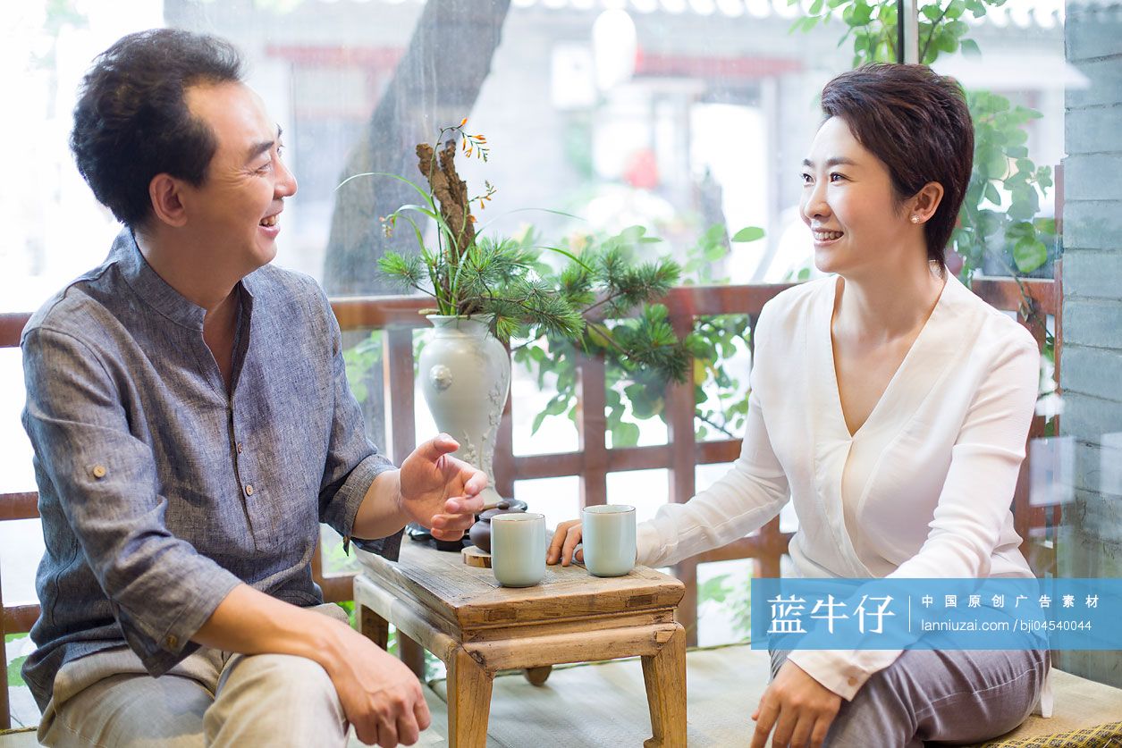 两位朋友在茶馆喝茶聊天