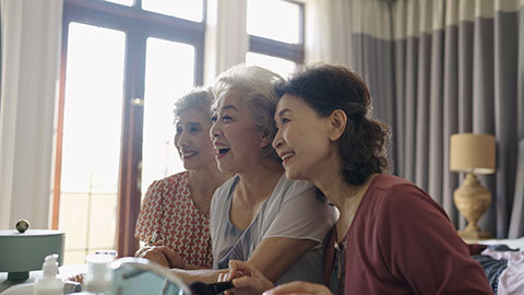 Senior Chinese friends applying makeup at home,4K