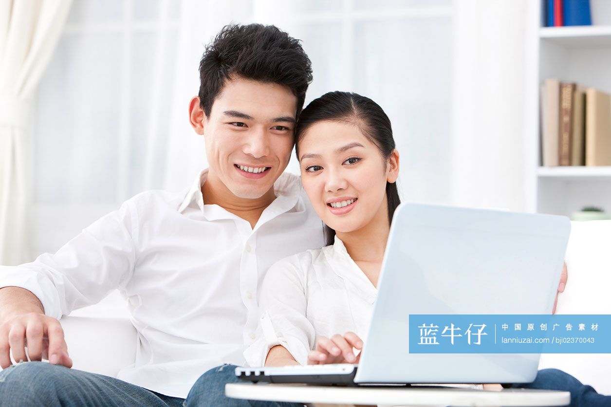 青年情侣和笔记本电脑