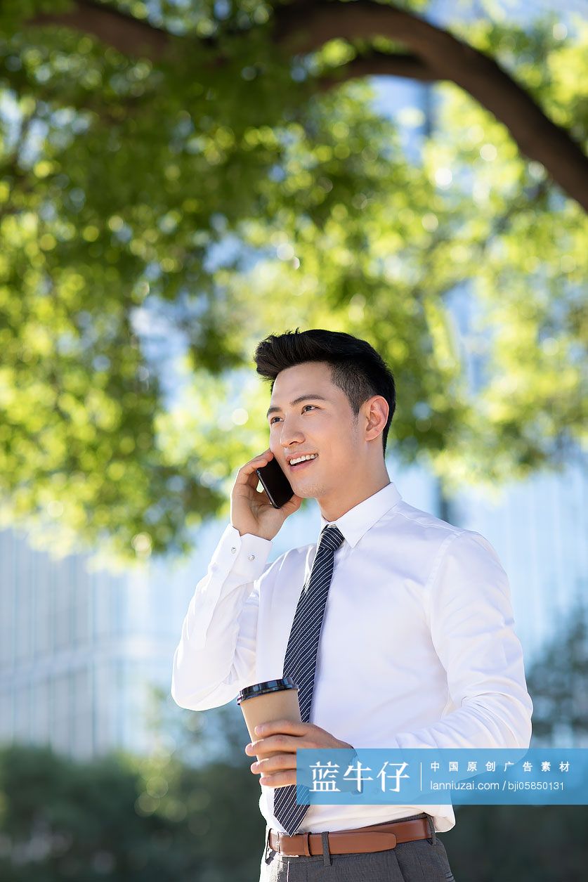 自信的年轻商务男士打电话