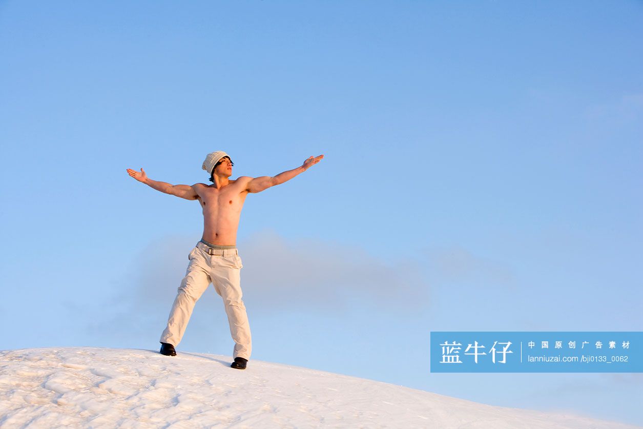 雪地上的年轻男子