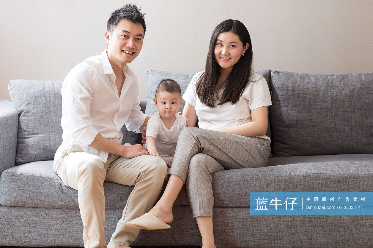 幸福的年轻家庭