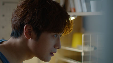 年轻大学生在宿舍学习