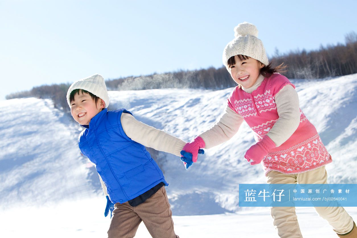 儿童在雪地嬉戏