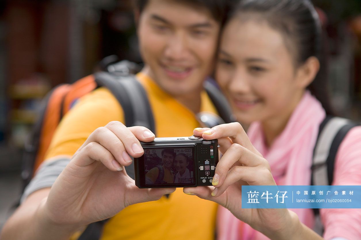 时尚男女用相机自拍