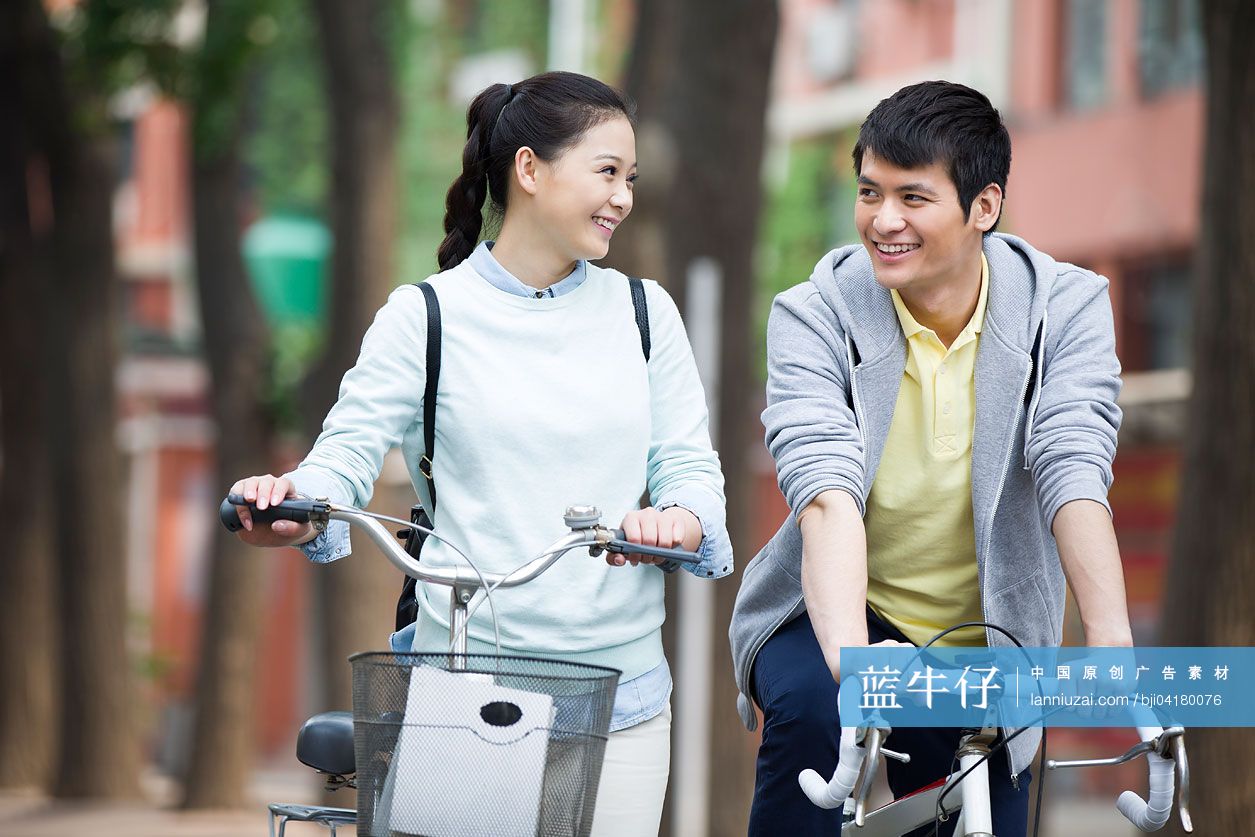 校园里的大学生情侣-蓝牛仔影像-中国原创广告影像素材