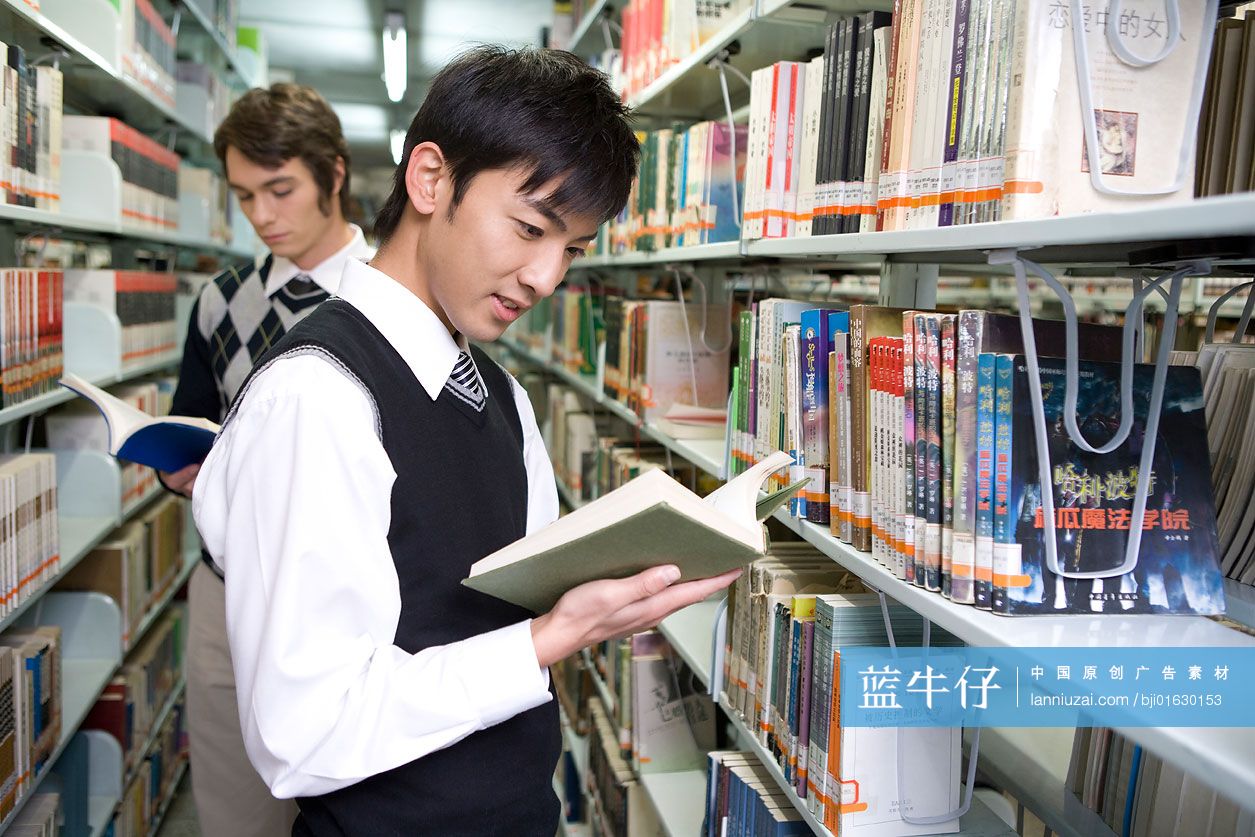 图书馆看书的男大学生