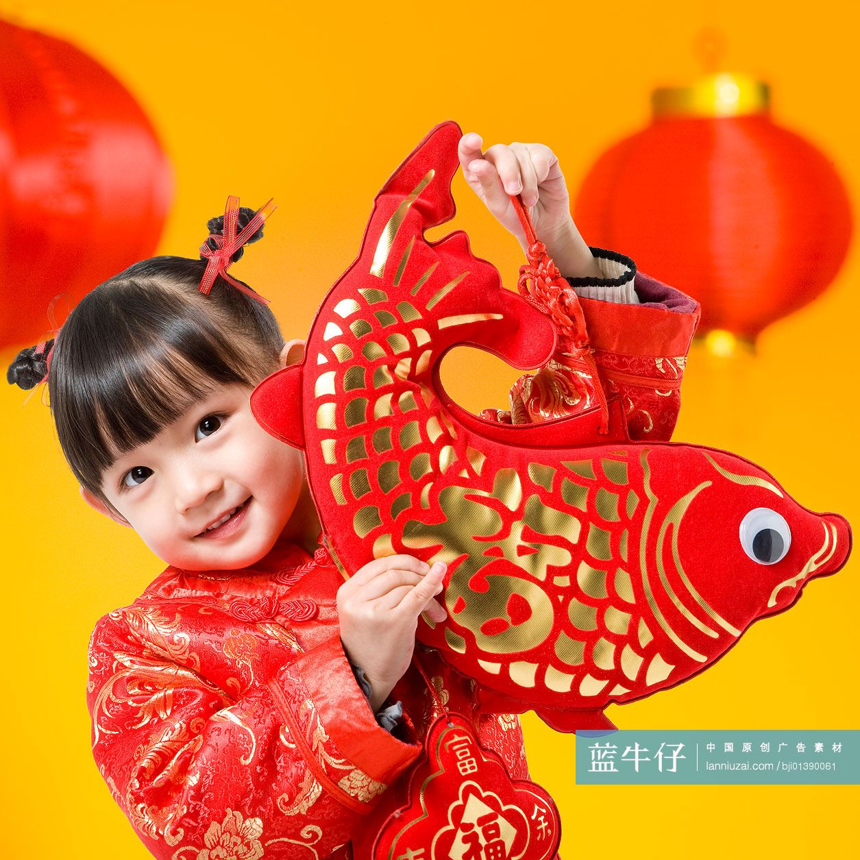 拿鲤鱼的小女孩