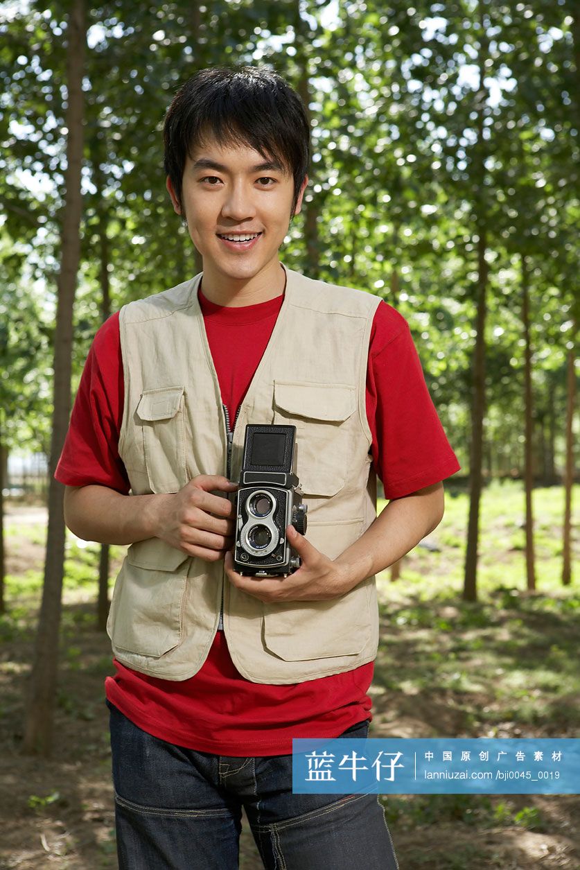 年轻男子和老式相机
