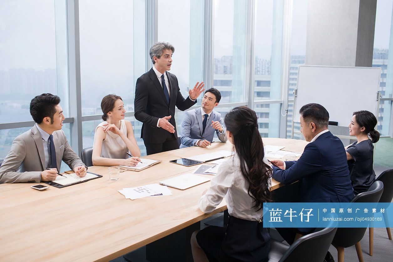 商务人士在会议室开会