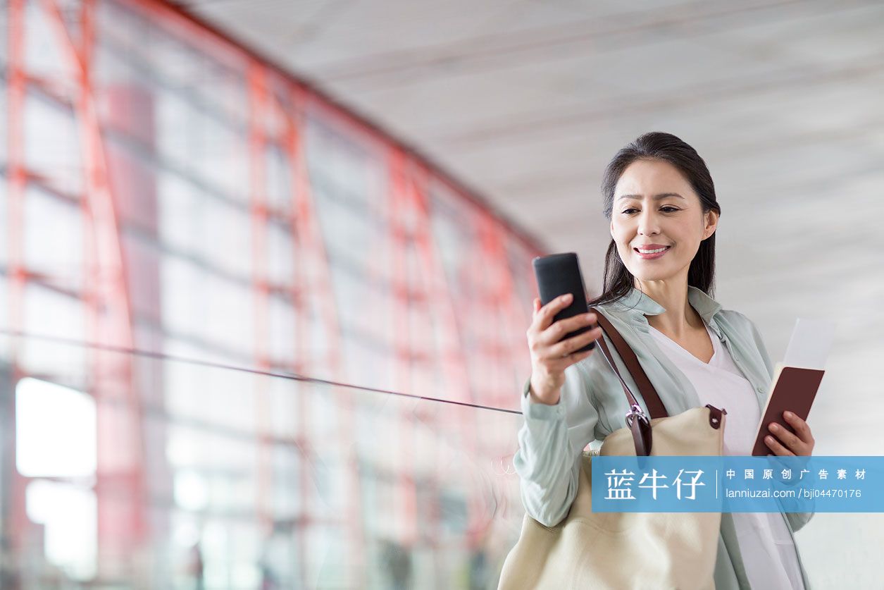 成熟中年女人在机场候机