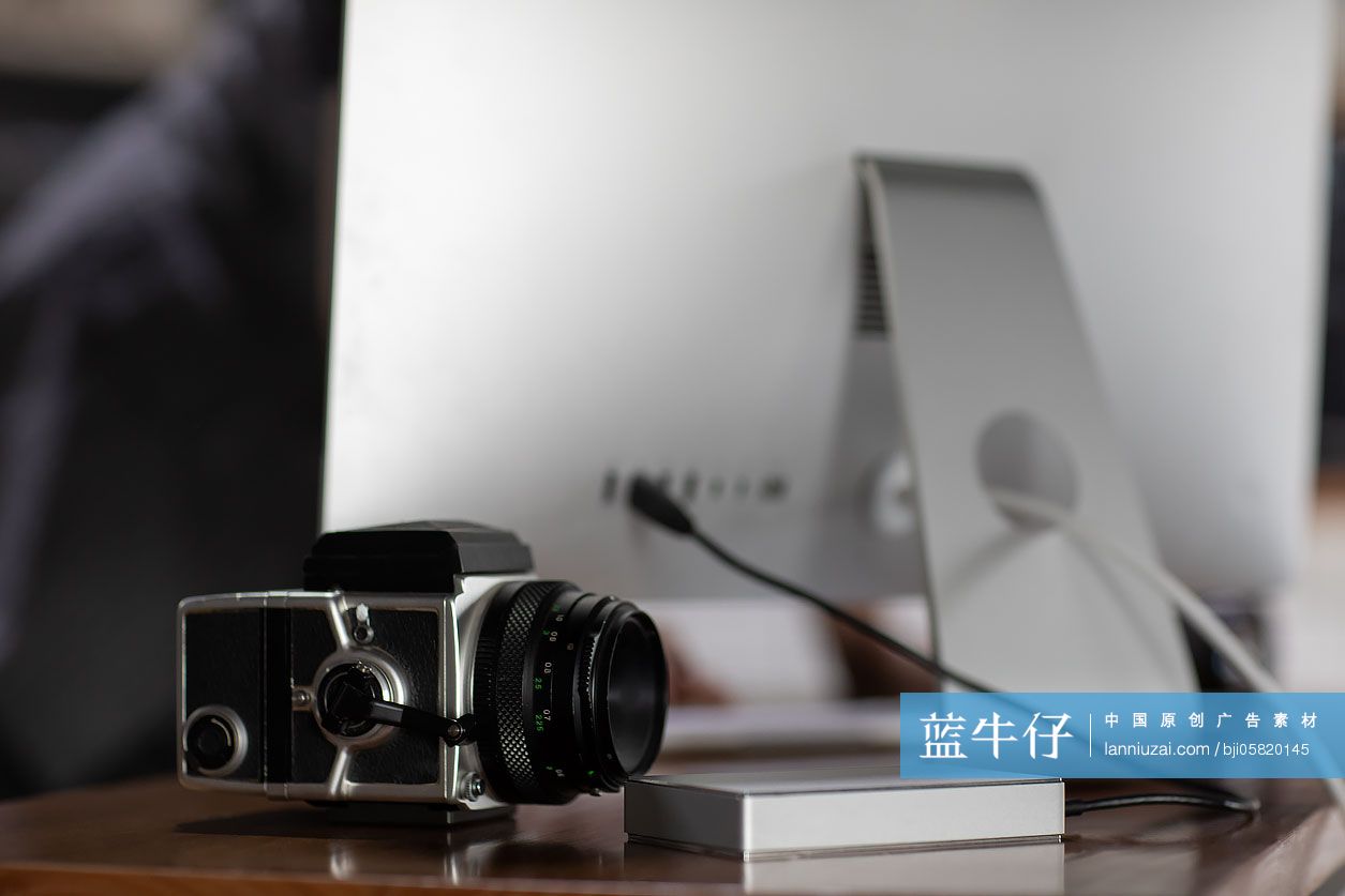 桌子上的相机和电脑