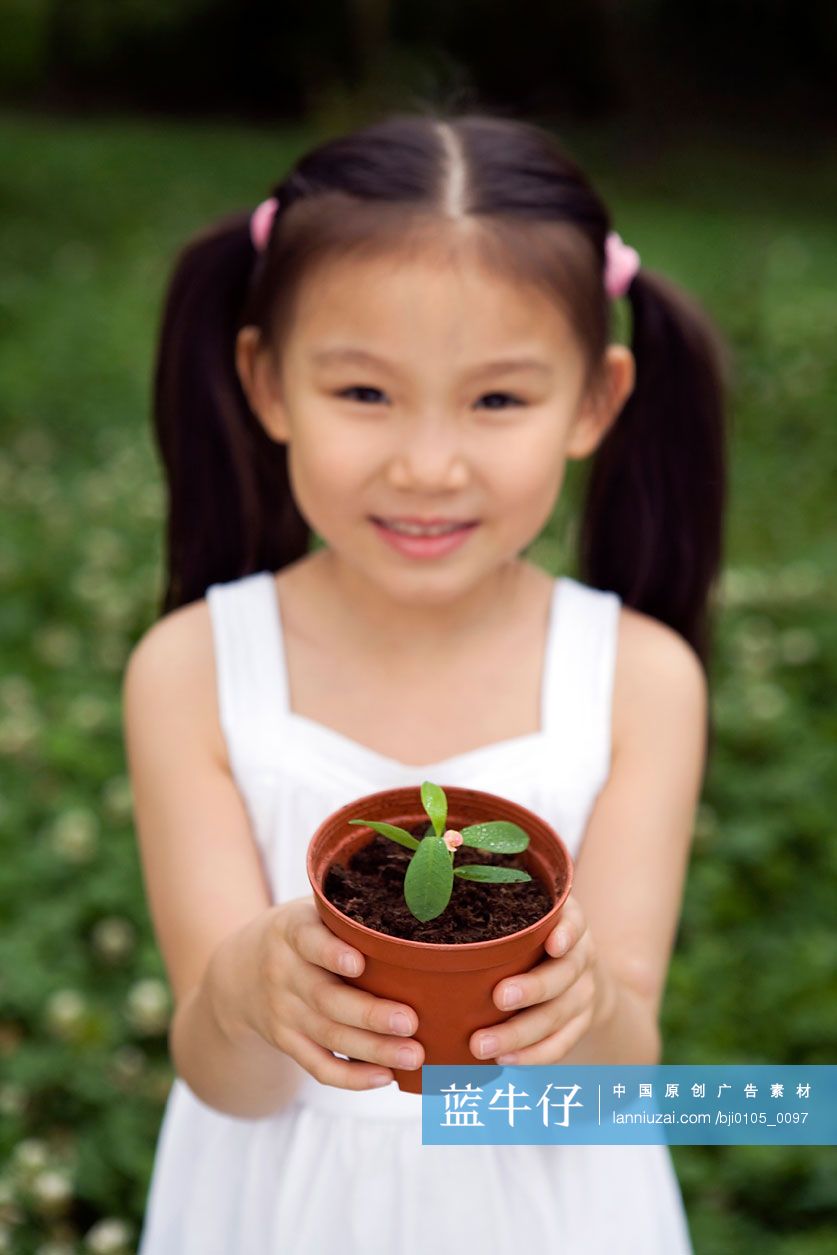 小女孩和盆栽植物