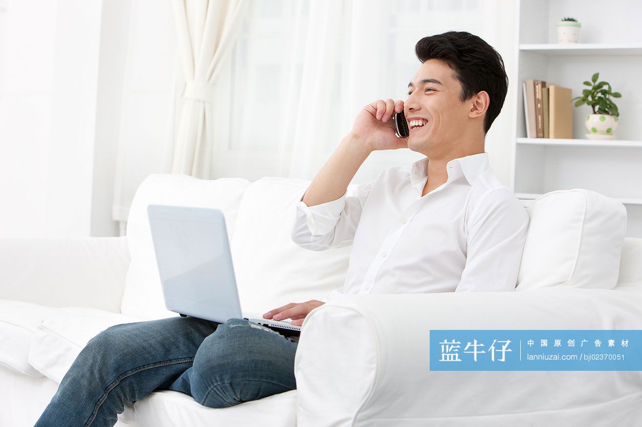 青年男子和笔记本电脑