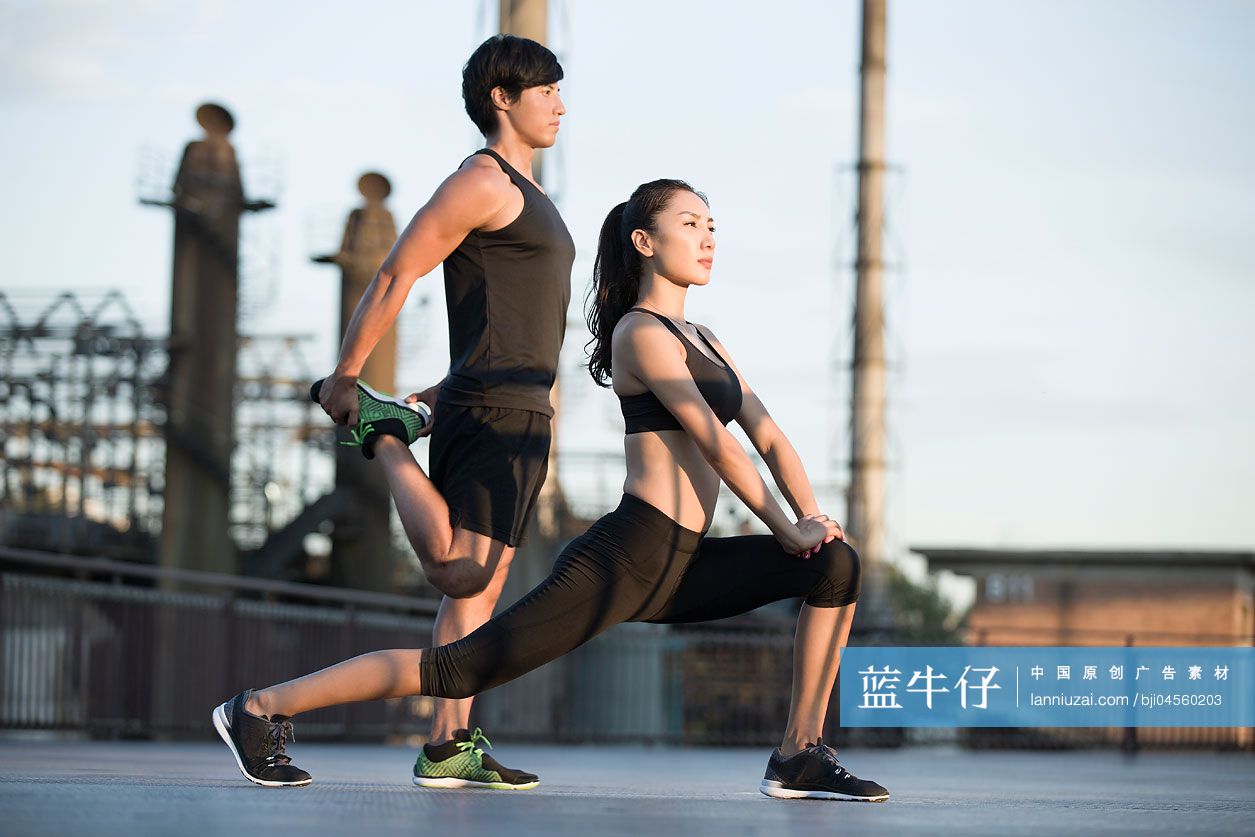 年轻人在户外锻炼身体