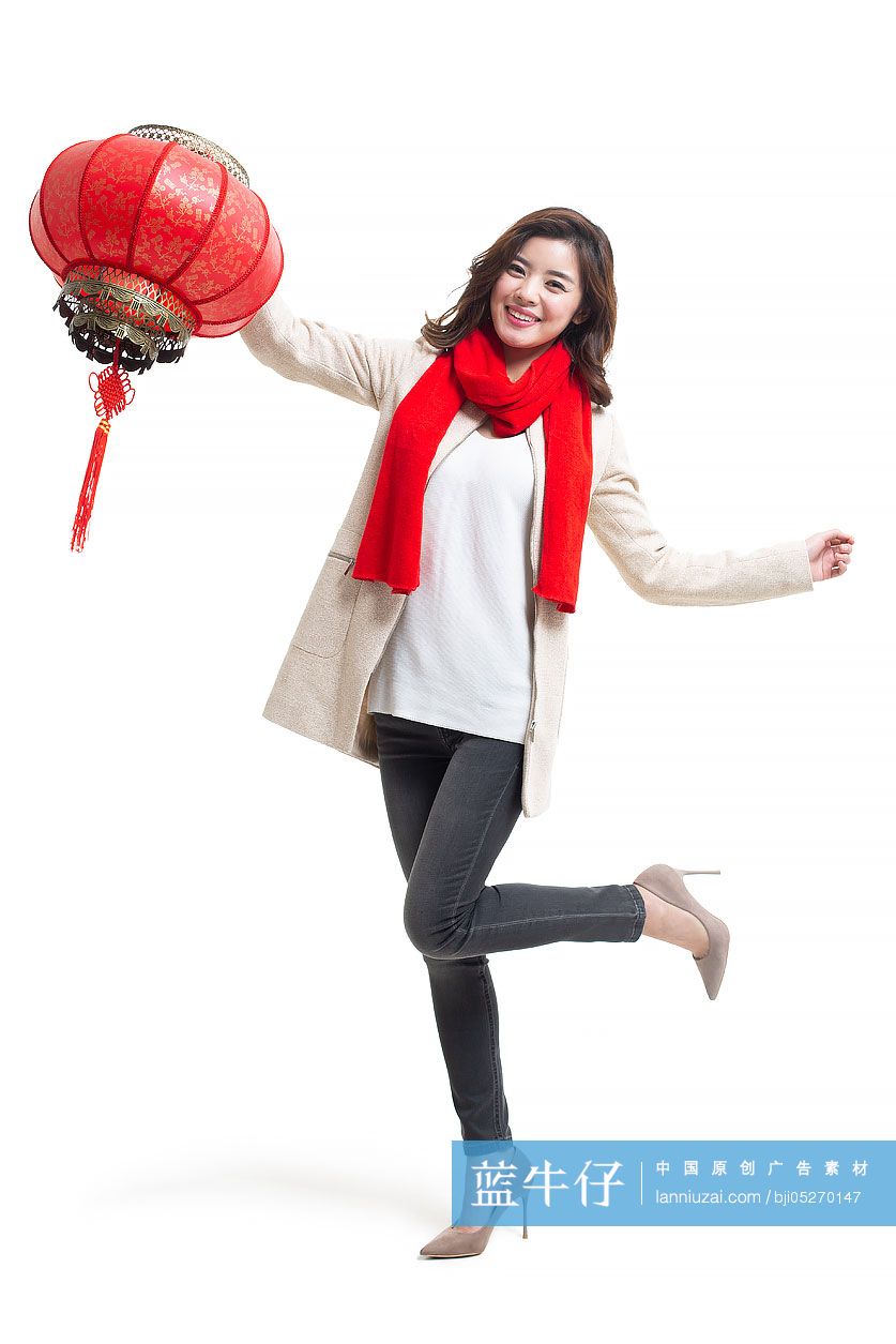 快乐的年轻女士拿着灯笼