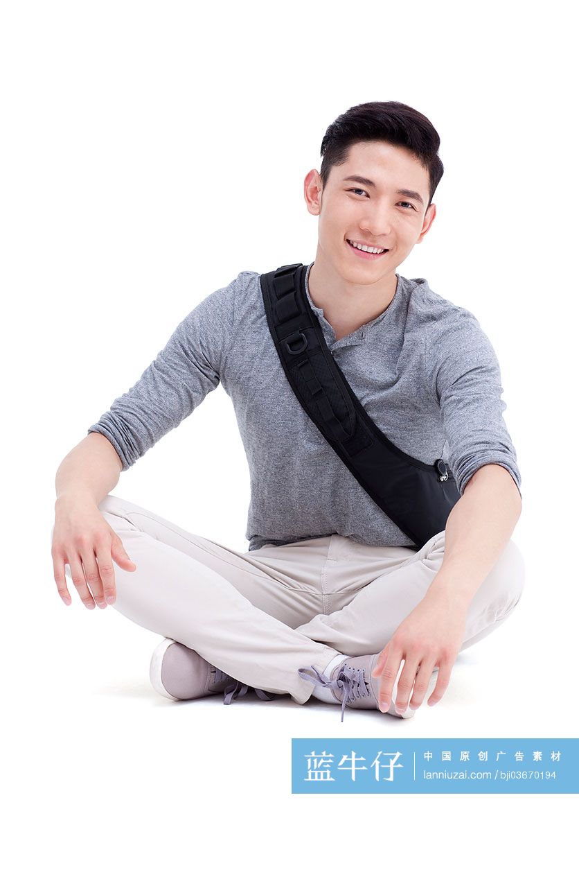 盘腿坐的大学生