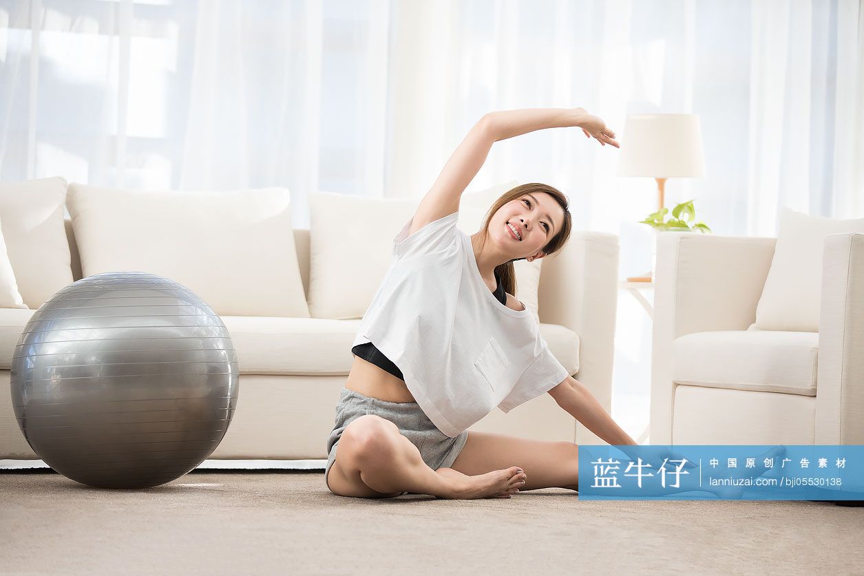 年轻女子在家练习瑜伽