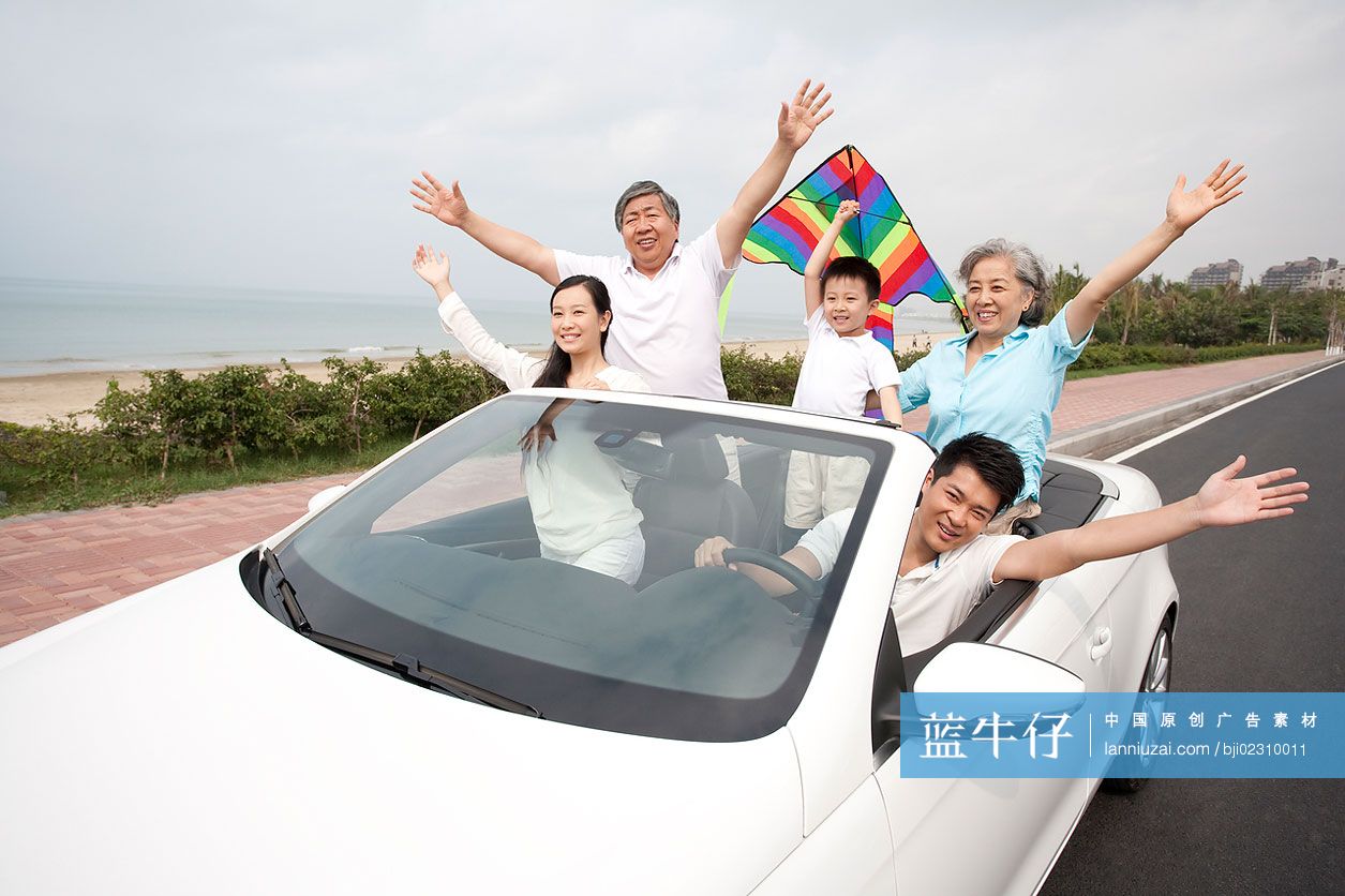全家驾敞篷车出游
