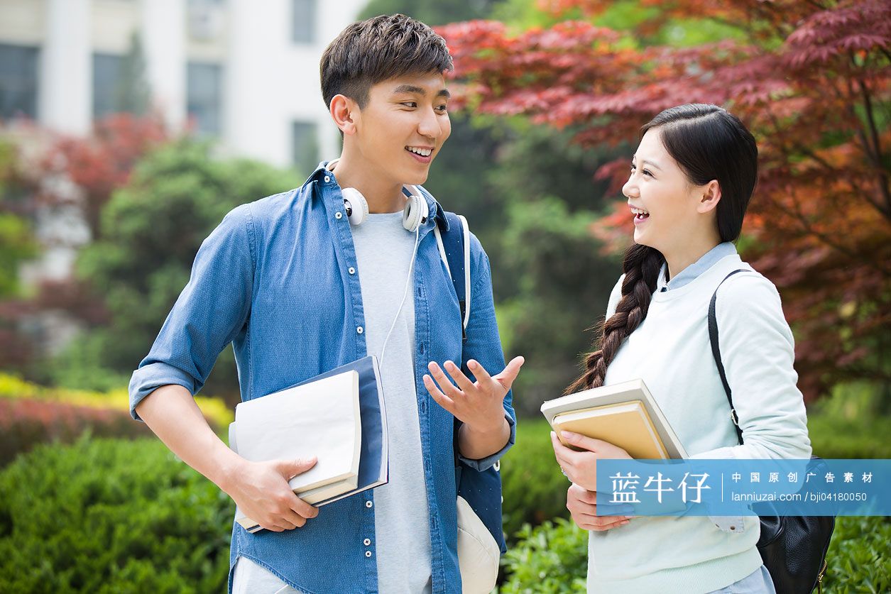 校园里的大学生情侣