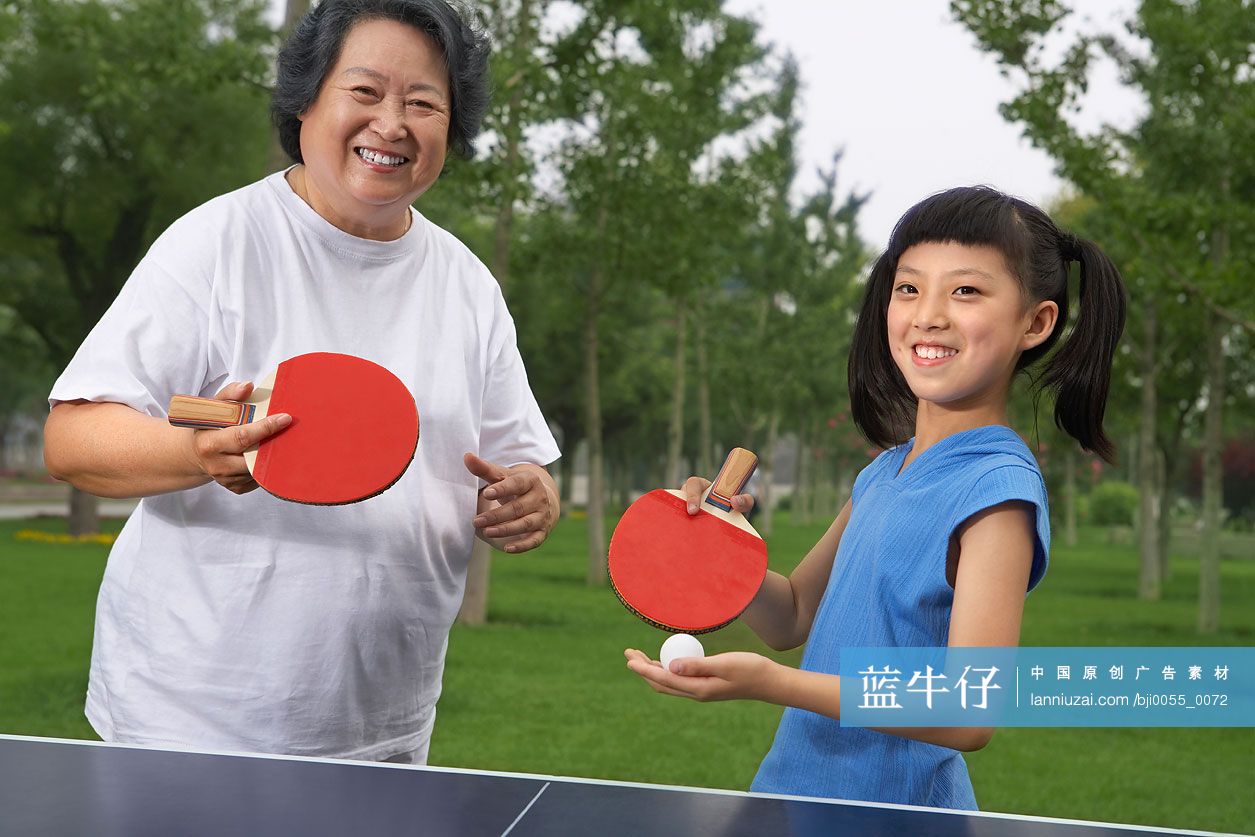 老人和小女孩打乒乓球