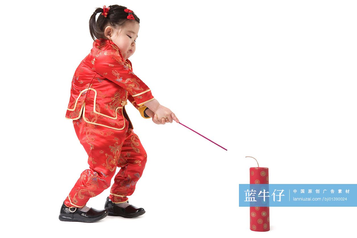 点爆竹的小女孩