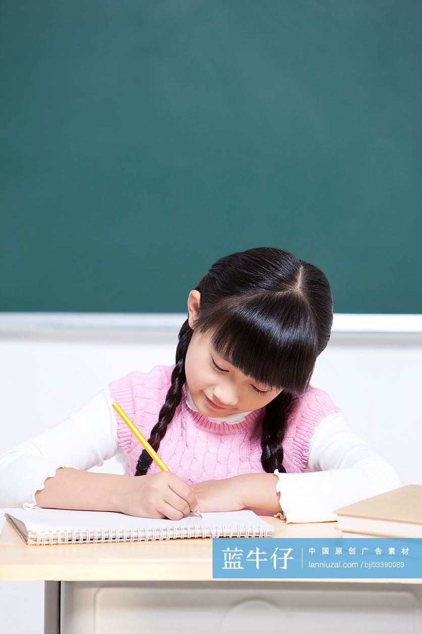 小女生在教室写作业